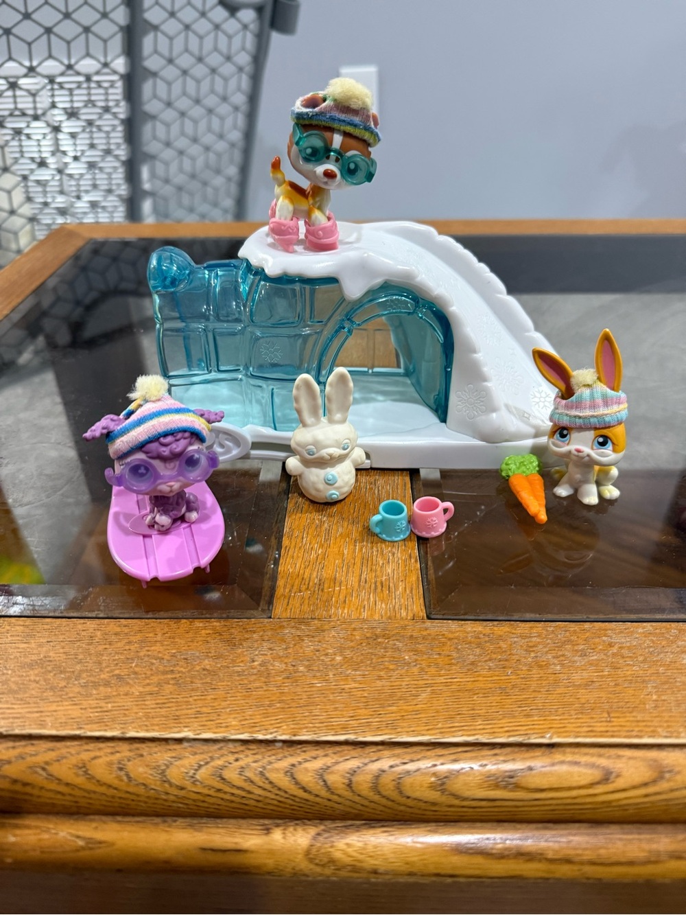 Hasbro Littlest Pet Shop Husky Igloo Playset